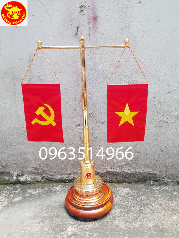 MẪU CỘT CỜ BẰNG ĐỒNG ĐỂ BÀN LÀM VIỆC